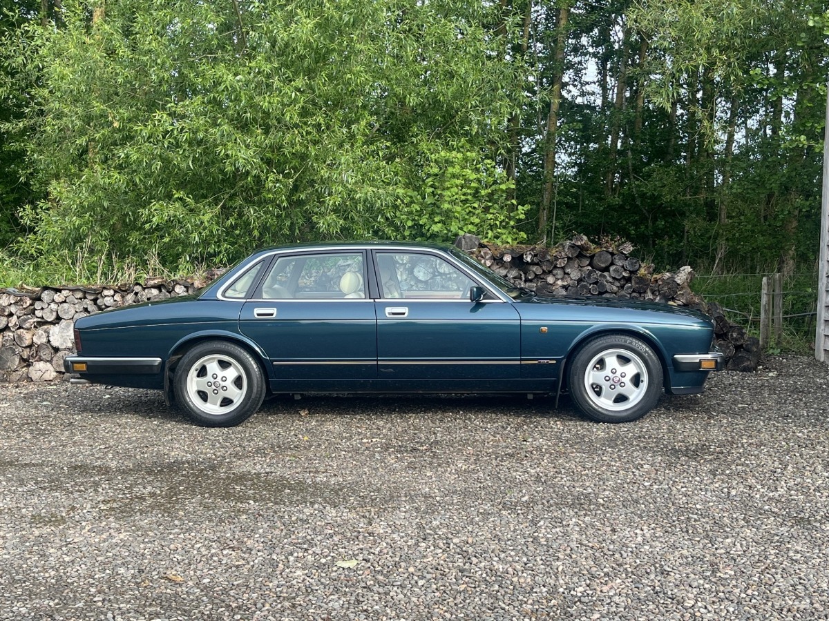 1993 Jaguar XJ6 Image 1
